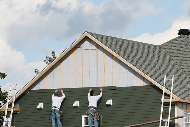 Professional Vinyl Siding technician working in Richmond Dale, OH
